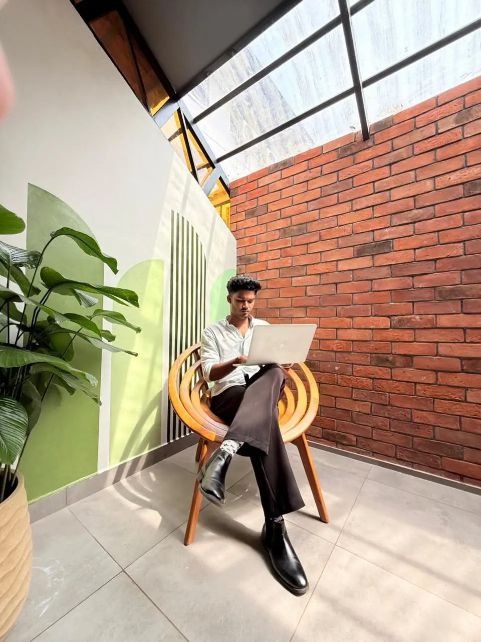 image of ali razak looking at the laptop of digital marketing expert in malappiuram